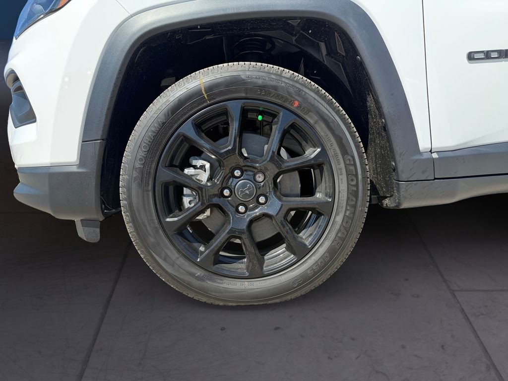 New 2026 Bright White Clear-Coat Exterior Paint Jeep Latitude image 9