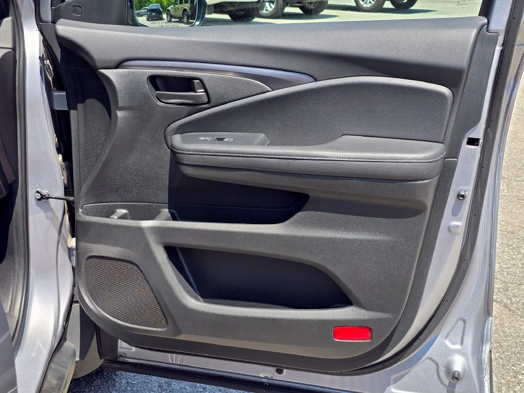 Used 2023 Silver Honda EX-L image 46