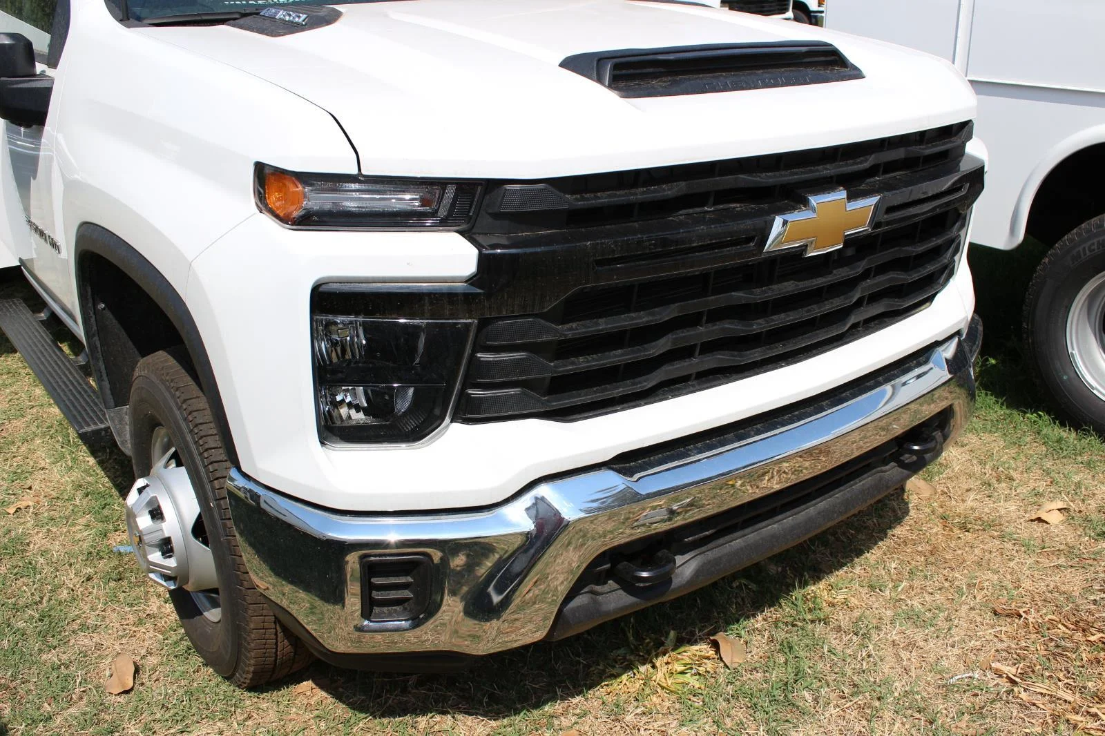 New 2025 Summit White Chevrolet Work Truck image 4
