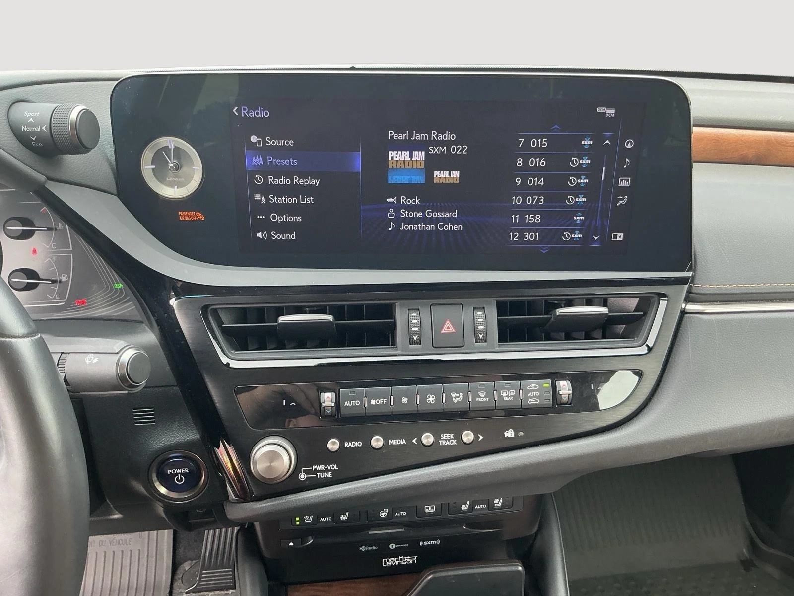 Used 2022 Nightfall Mica Lexus ES 300h Luxury image 17