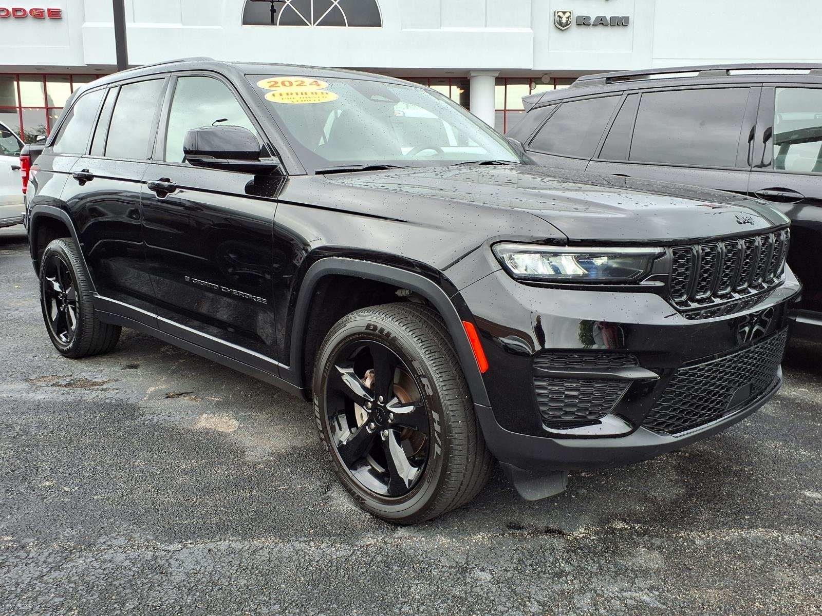 Certified Used 2024 Diamond Black Crystal Pearl Coat Jeep Altitude image 3