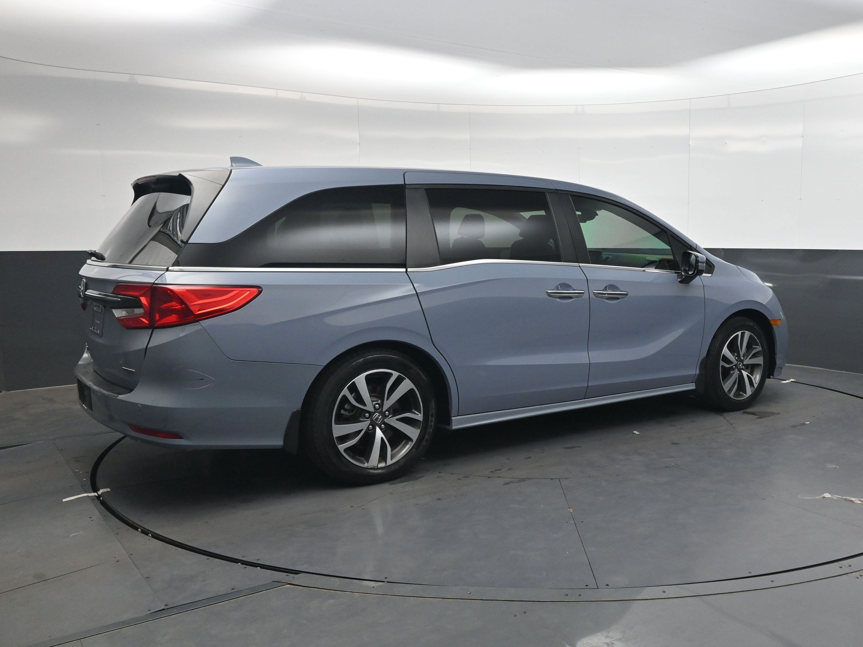 Used 2023 Sonic Gray Pearl Honda Touring image 4