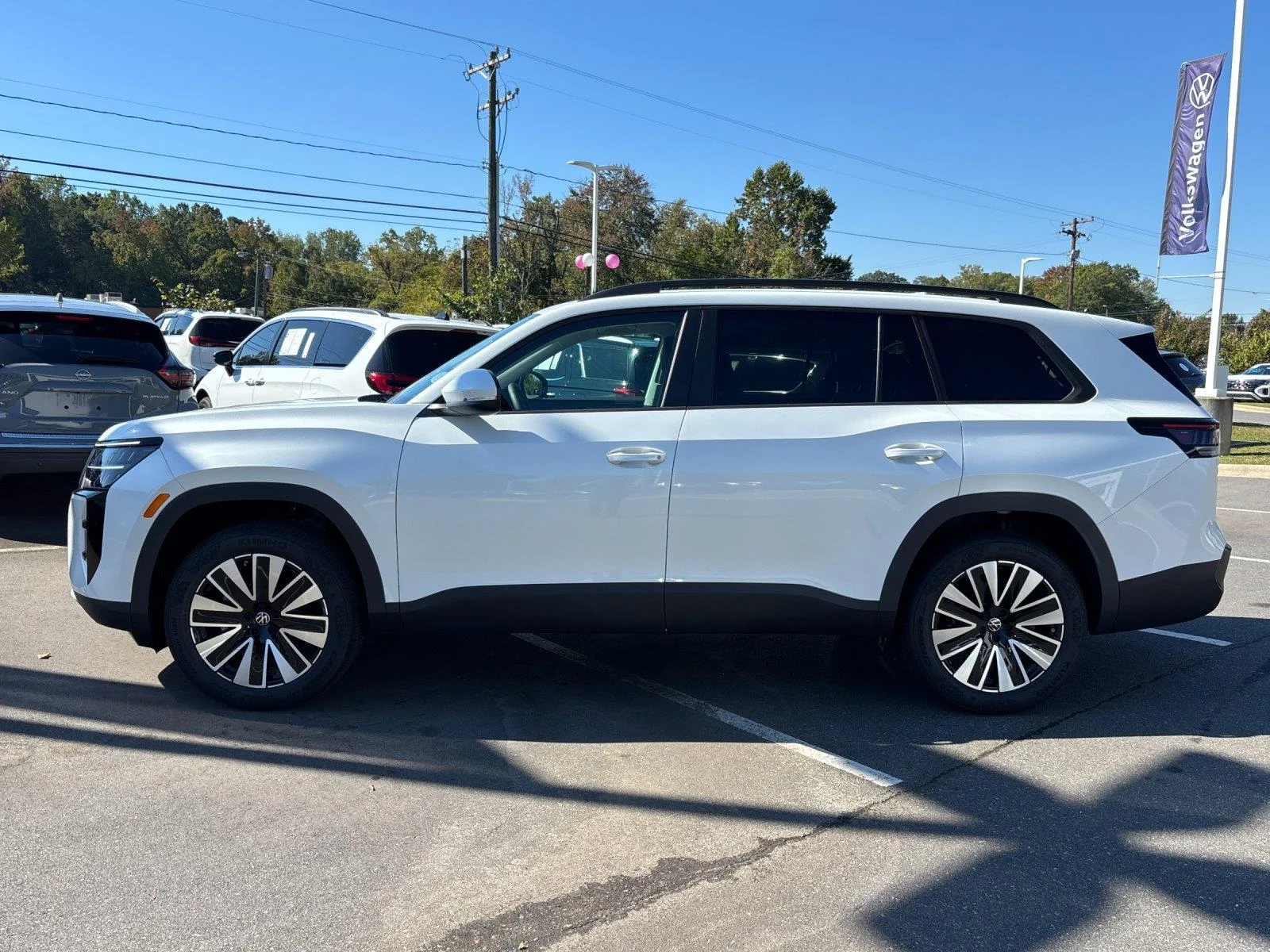 New 2027 Opal White Pearl Volkswagen SE w/Technology image 2