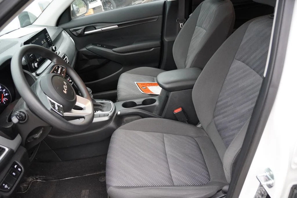 Used 2022 Snow White Pearl Kia LX image 4