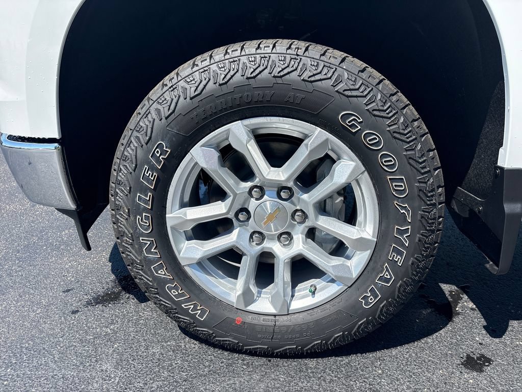 New 2026 Summit White Chevrolet LT image 28