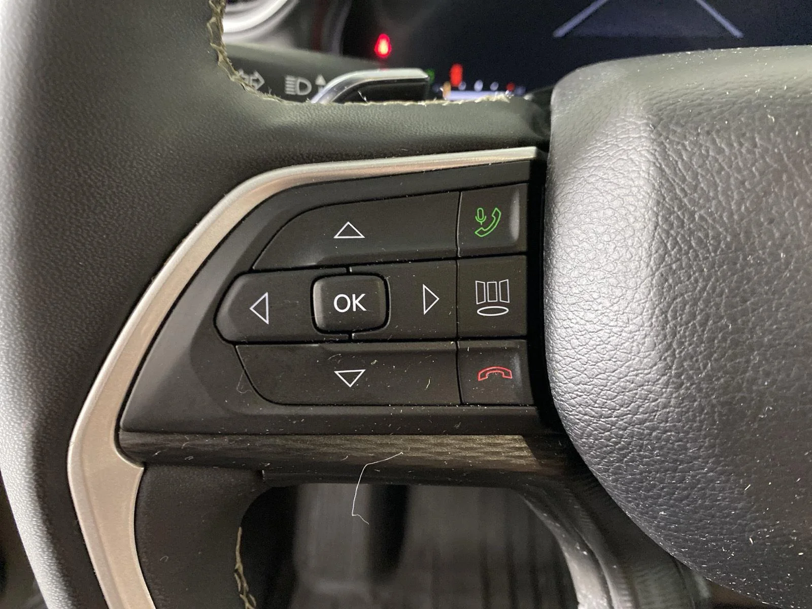 Used 2024 Diamond Black Crystal Pearlcoat Jeep Laredo image 15