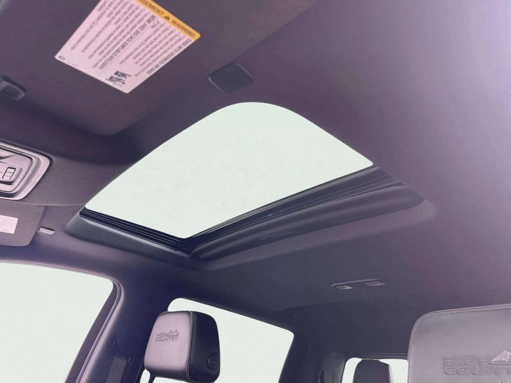 Used 2019 Iridescent Pearl Tricoat Chevrolet High Country image 9