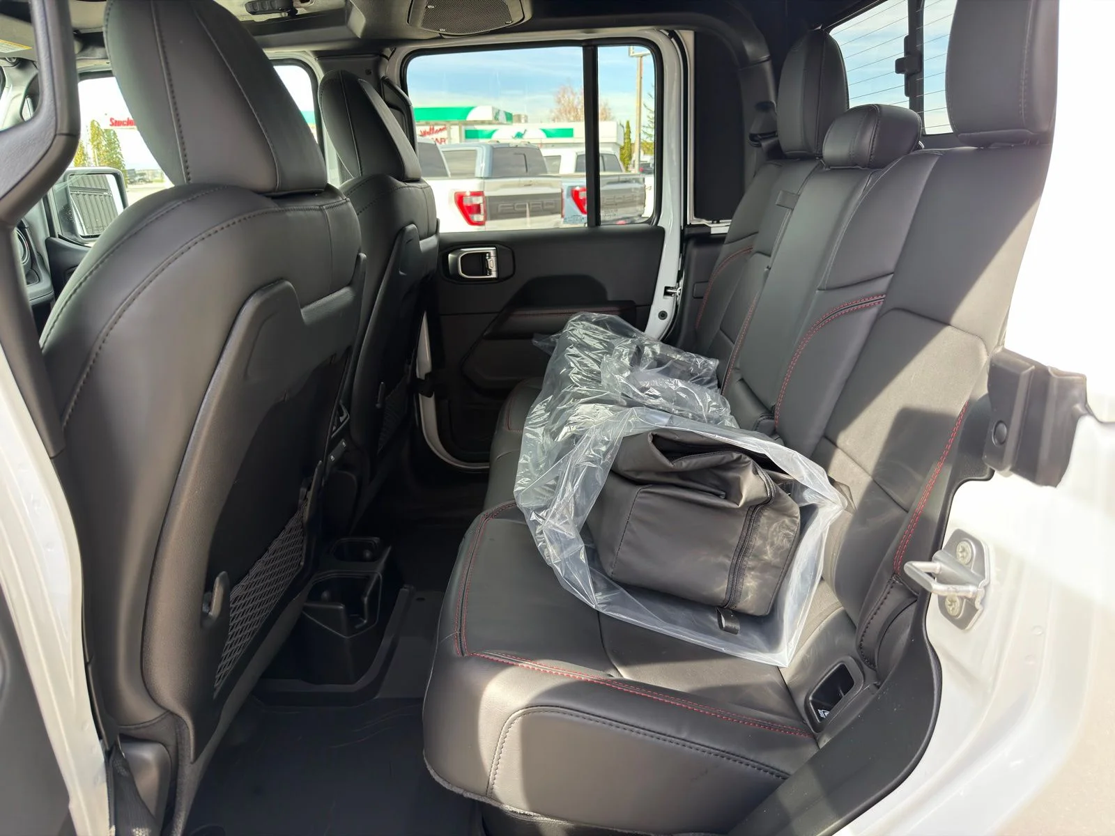 New 2026 Bright White Clear-Coat Exterior Paint Jeep Rubicon X image 31