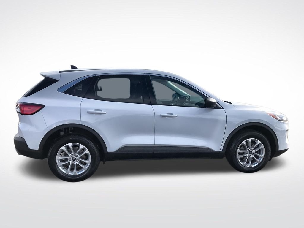 Used 2022 White Ford SE image 11