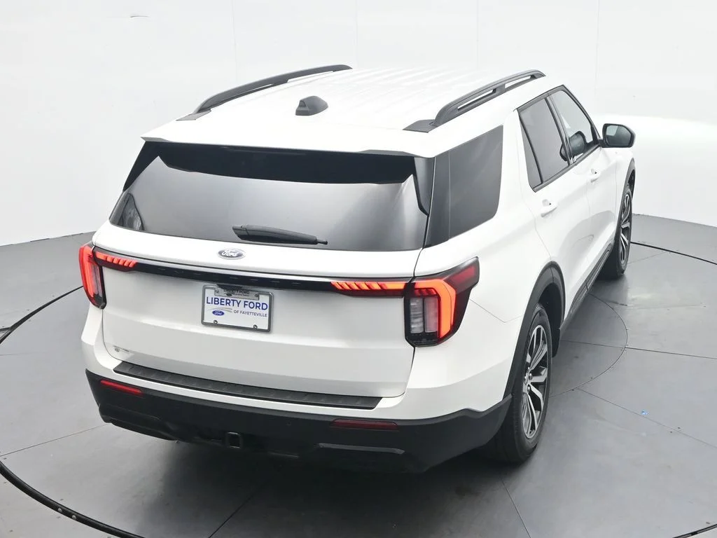 New 2026 Star White Metallic Tri-Coat Ford ST-Line image 37