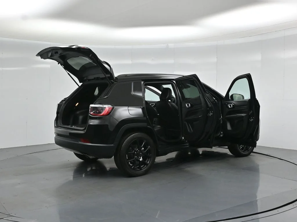 Used 2022 Black Jeep Altitude image 5