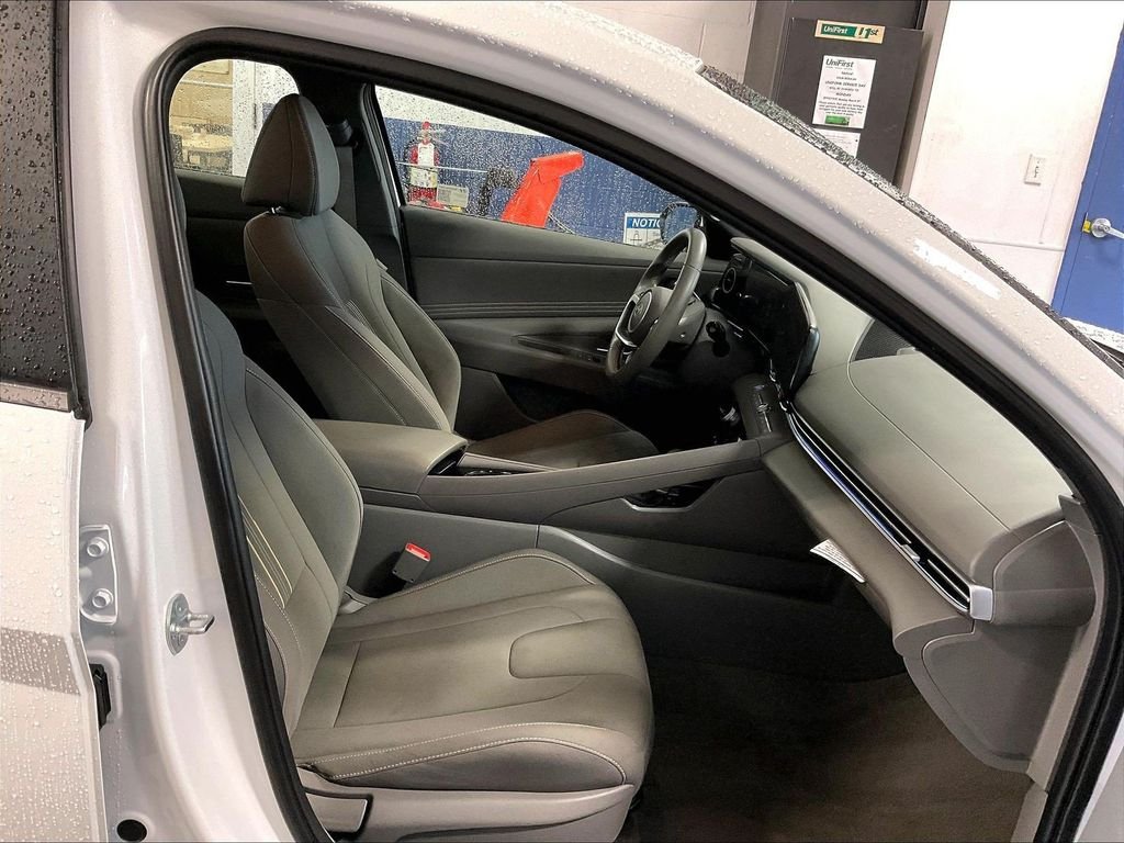 Used 2025 White Hyundai SEL Convenience image 11