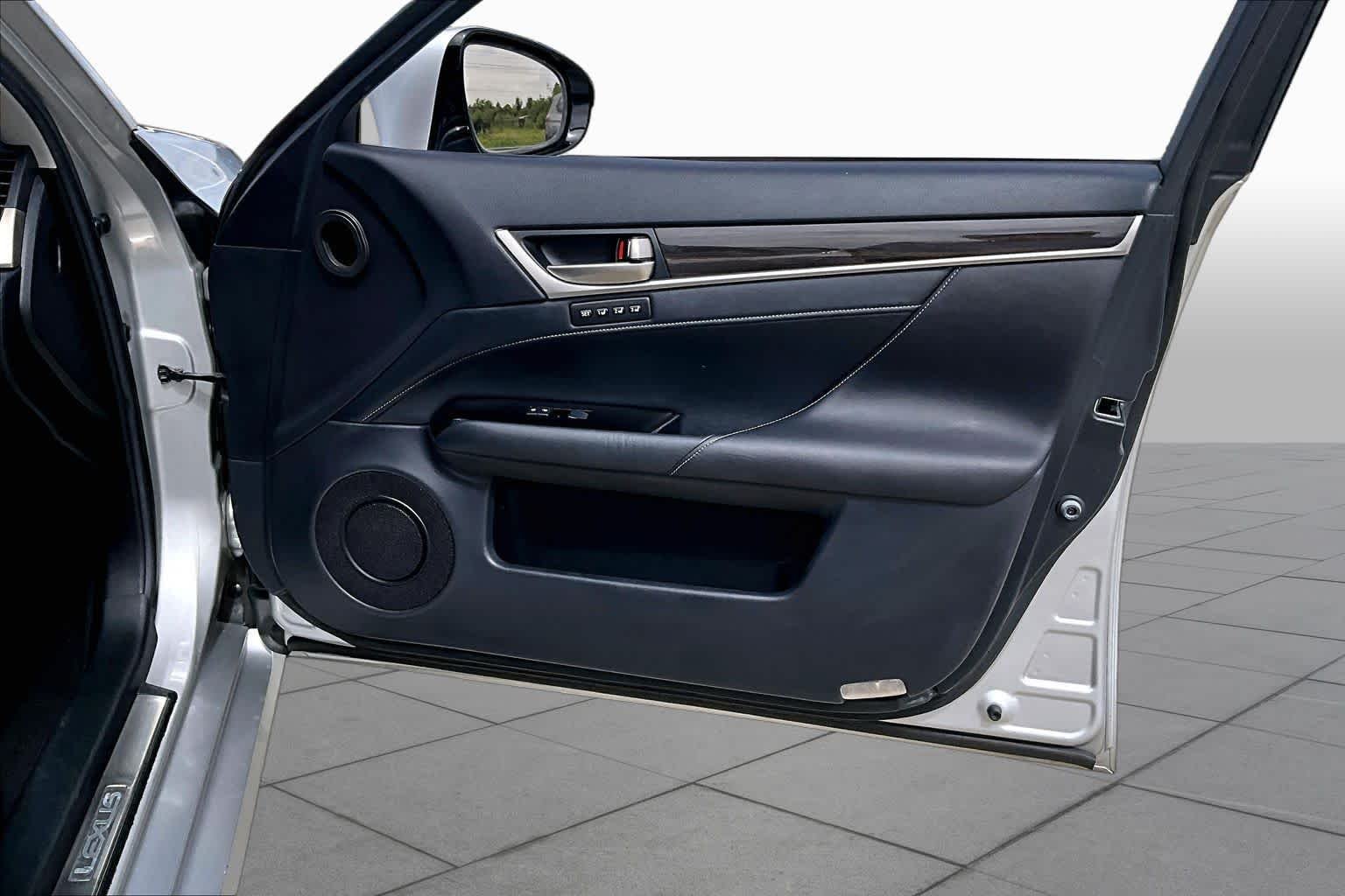 Used 2014 Liquid Platinum Lexus  image 25