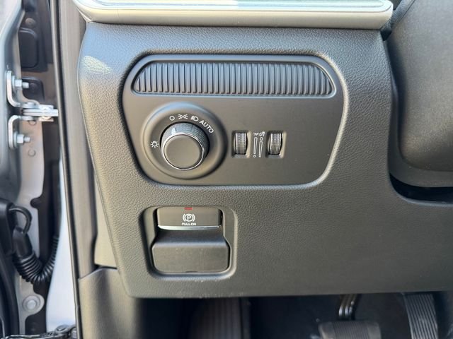 New 2026 Silver-Zynith Exterior Paint Jeep Limited Altitude image 22