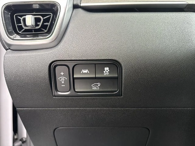 Used 2023 White Kia X-Line SX Prestige image 29