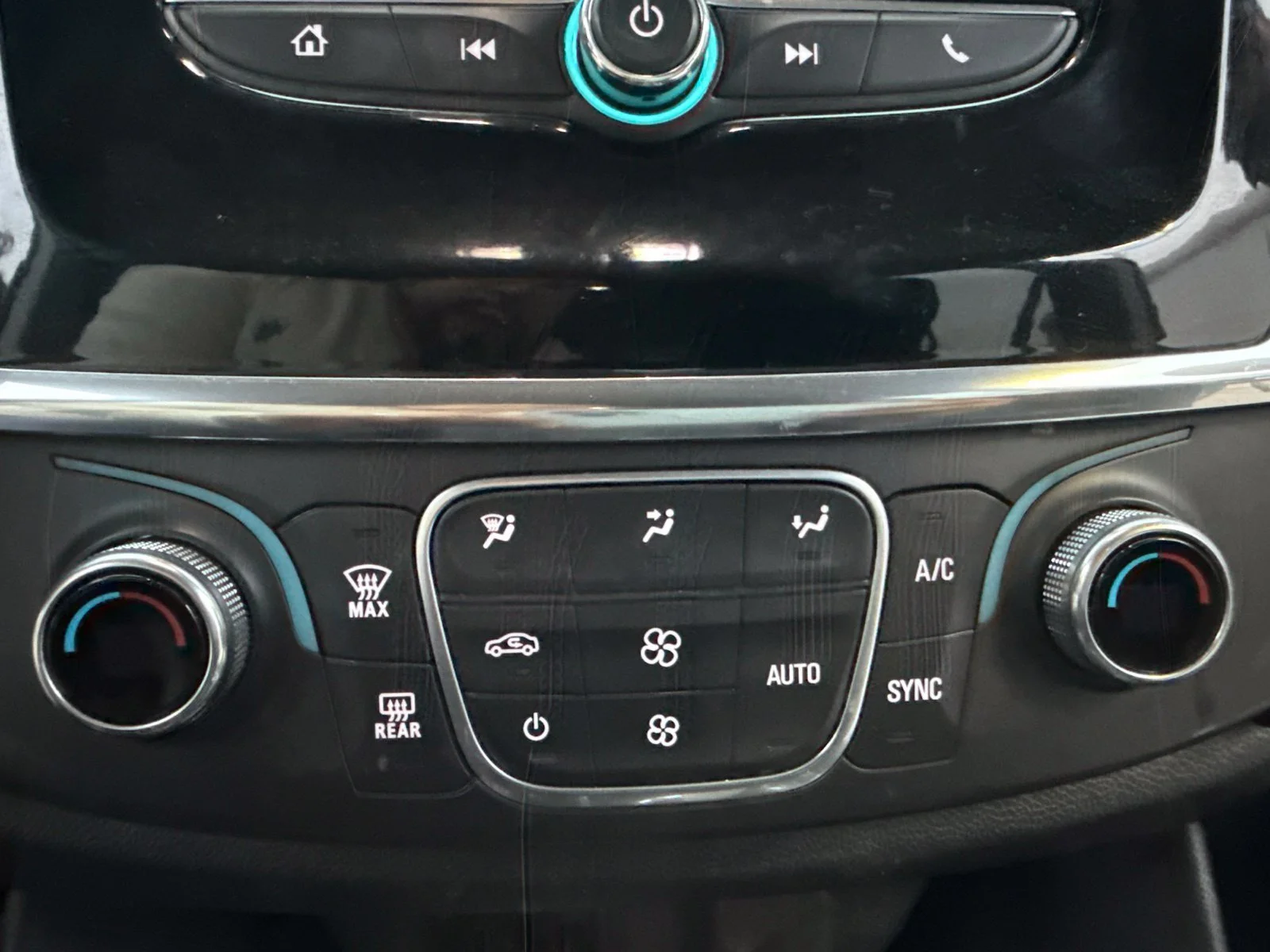 Used 2020 SUMMIT WHITE Chevrolet LT Cloth image 21