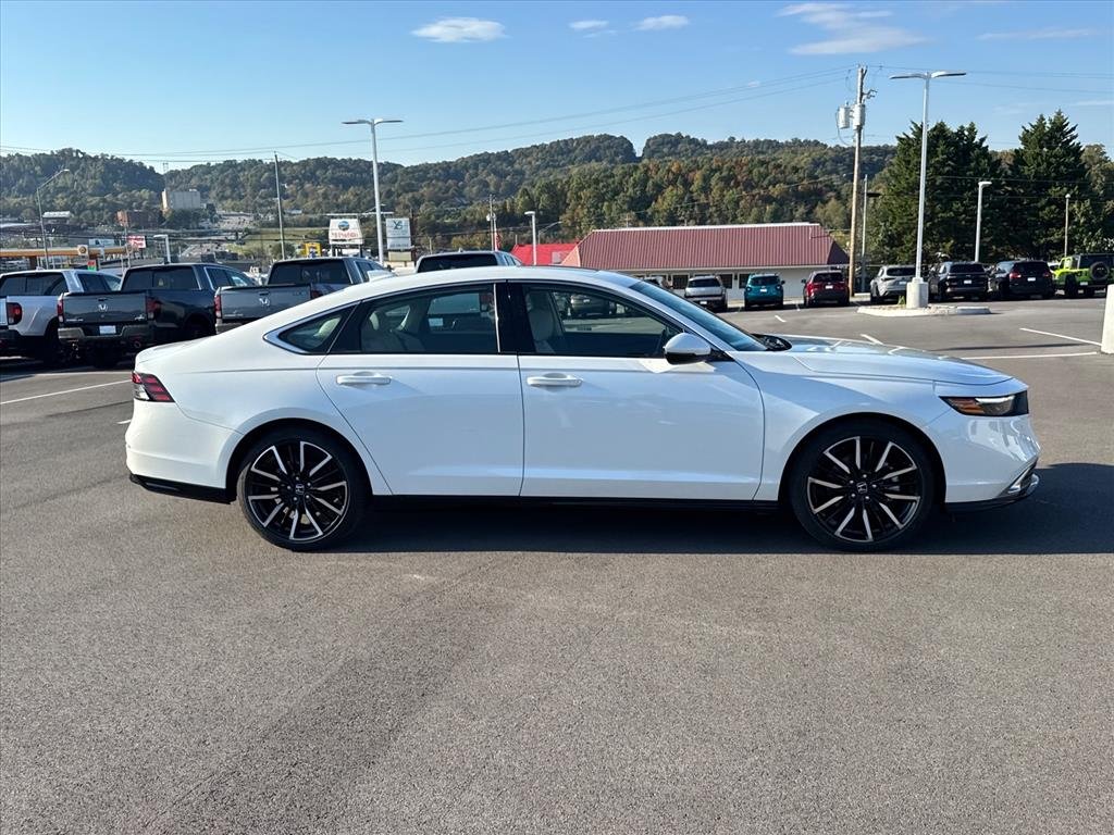 Used 2023 Platinum White Pearl Honda Touring image 8