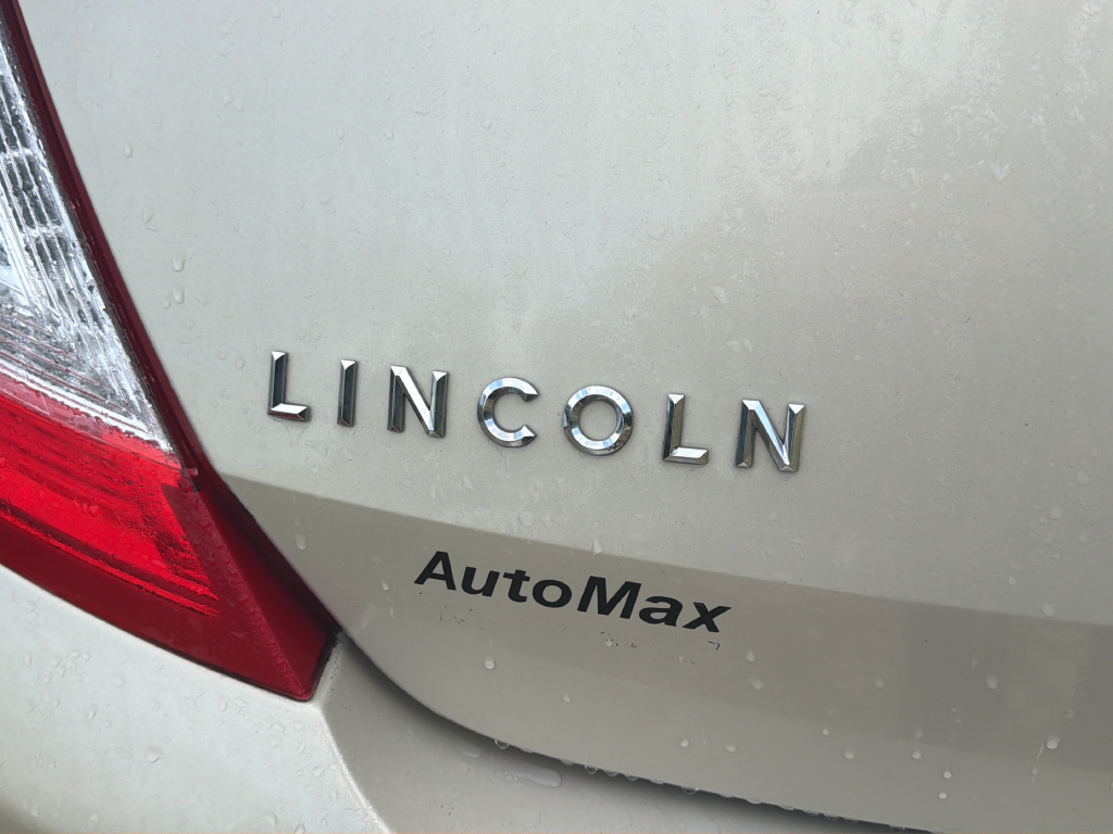 Used 2014 Silver Lincoln Base image 19