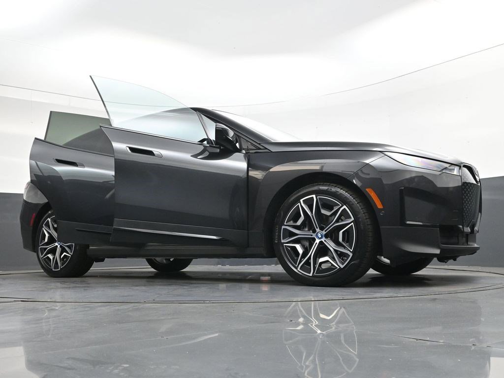 Used 2022 Gray BMW xDrive50 image 37