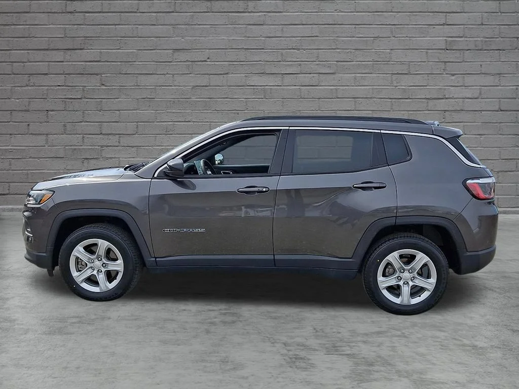 Used 2023 Granite Crystal Metallic Clearcoat Jeep Latitude image 7