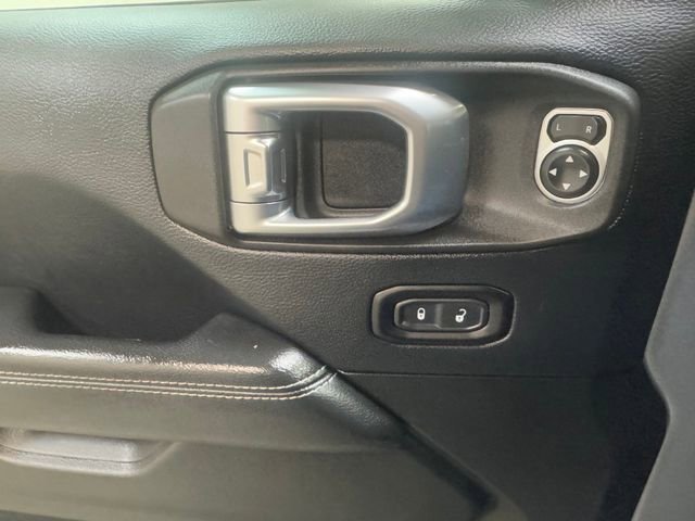 Used 2018 Gray Jeep Sahara image 13