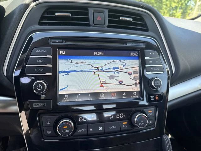 Used 2016 White Nissan SR image 20