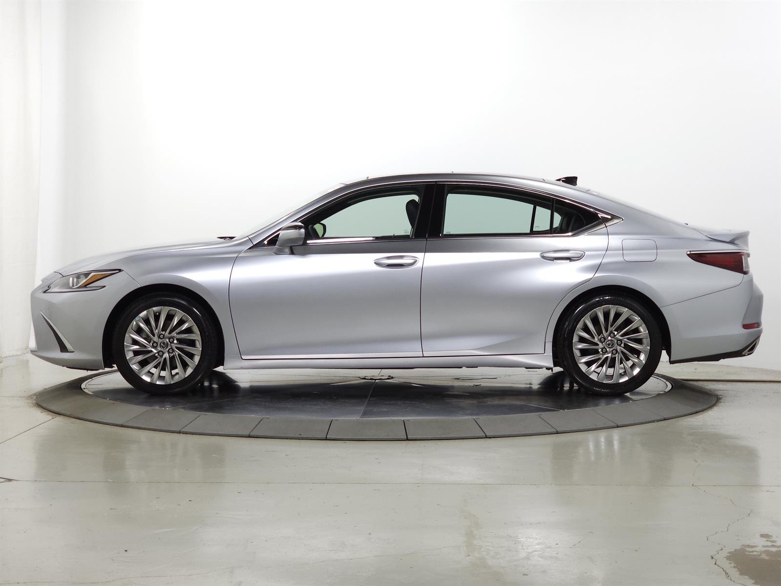 Certified Used 2023 Iridium 1l2 Lexus Luxury image 4