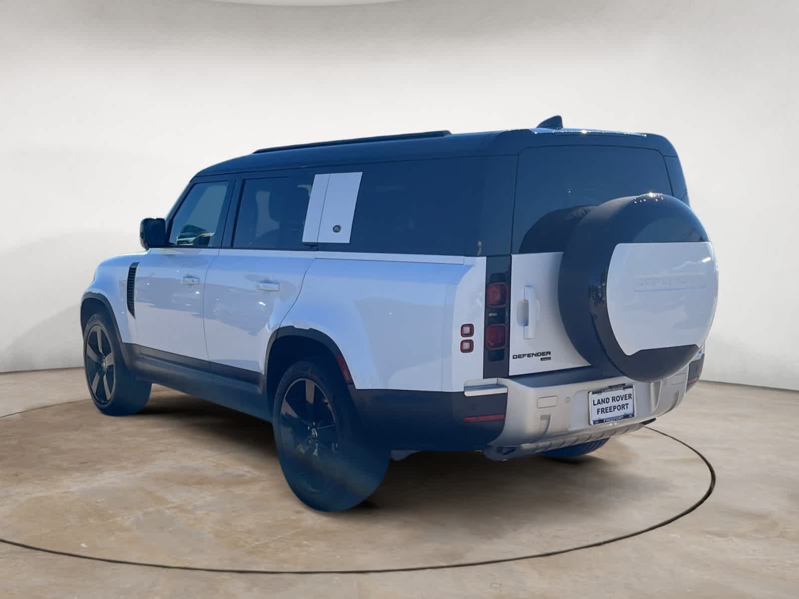 Used 2023 Fuji White Land Rover SE image 3