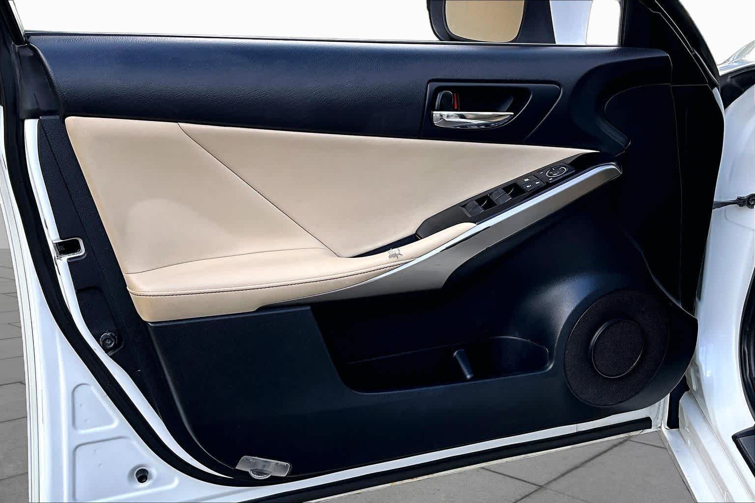 Used 2014 Starfire Pearl Lexus  image 22