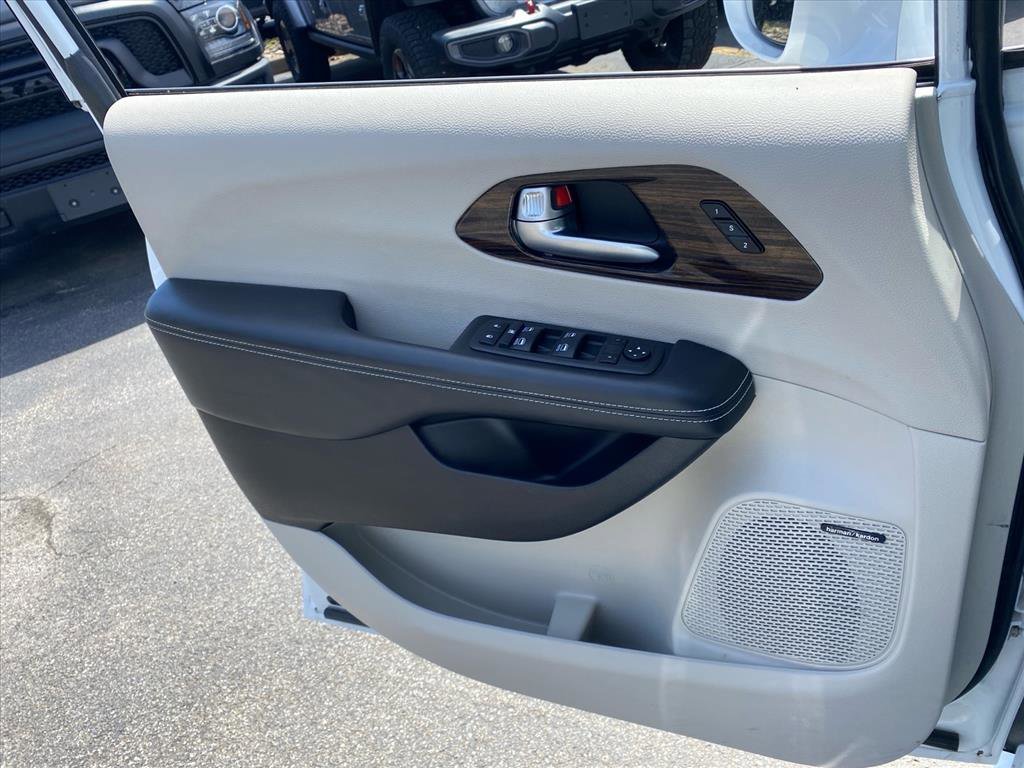 Used 2022 Bright White Clearcoat Chrysler Limited image 22