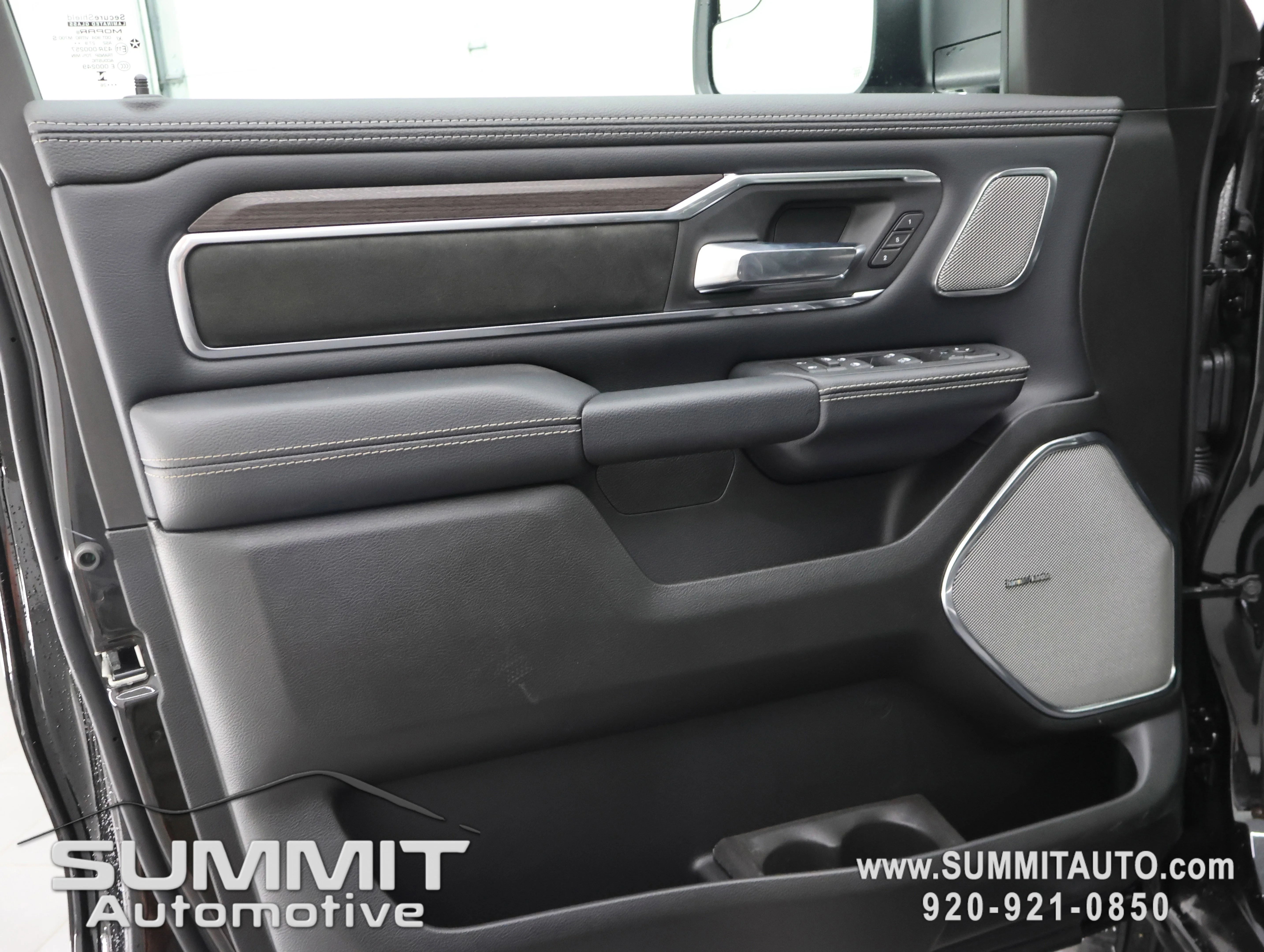 New 2026 Diamond Black Crystal Pearl-Coat Exterior Paint RAM Laramie image 46