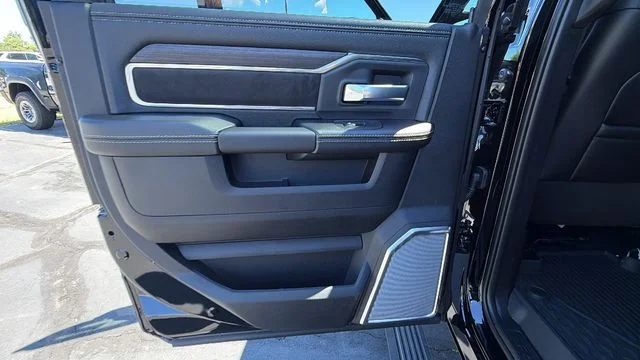 2026 RAM 3500 Laramie - Photo 14