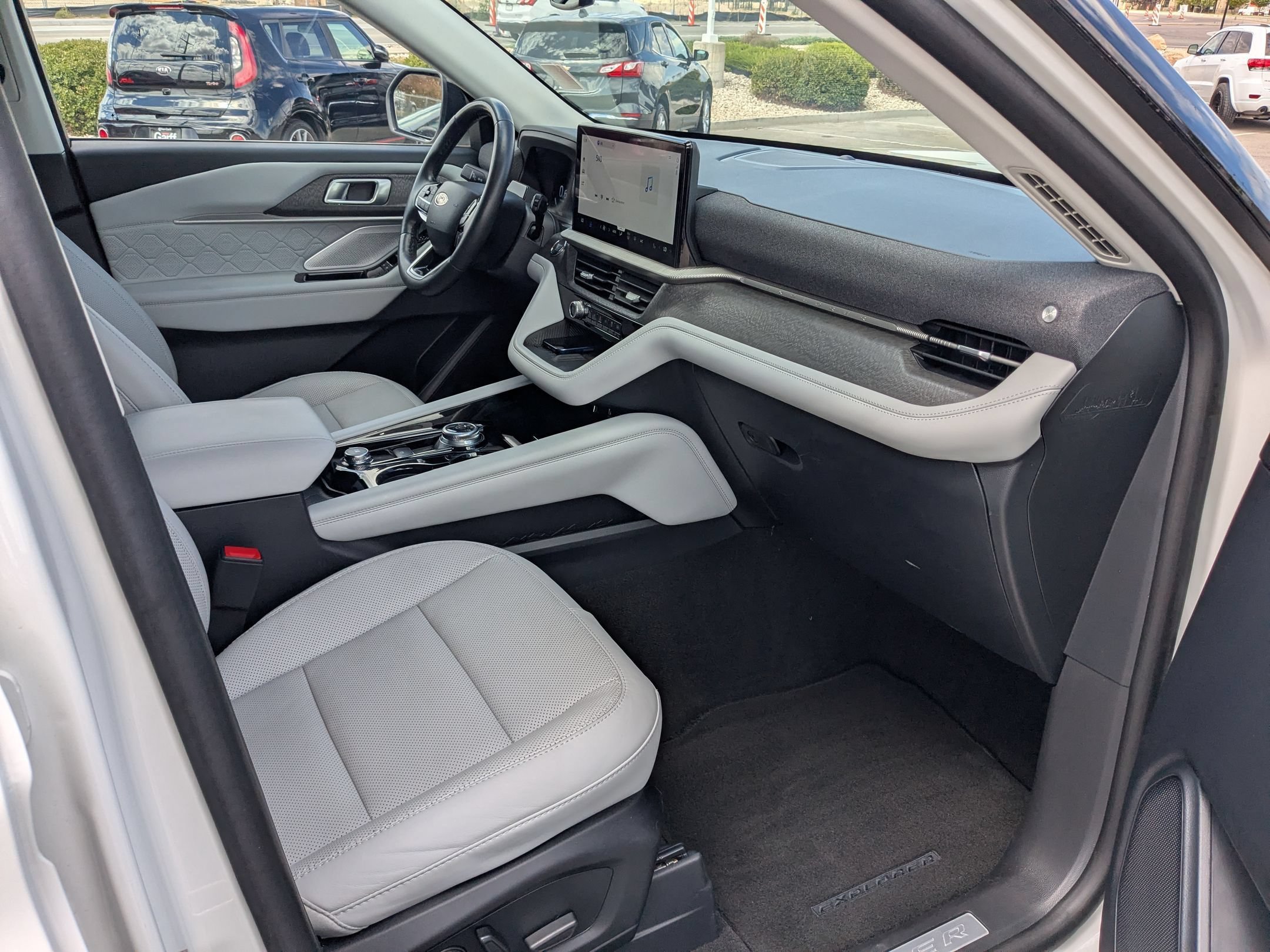 Used 2025 White Metallic Ford Platinum image 33