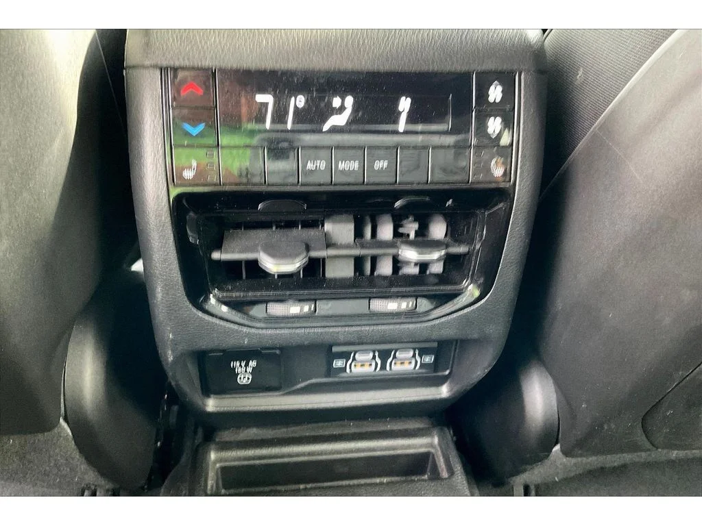 Used 2024  Jeep Limited image 23