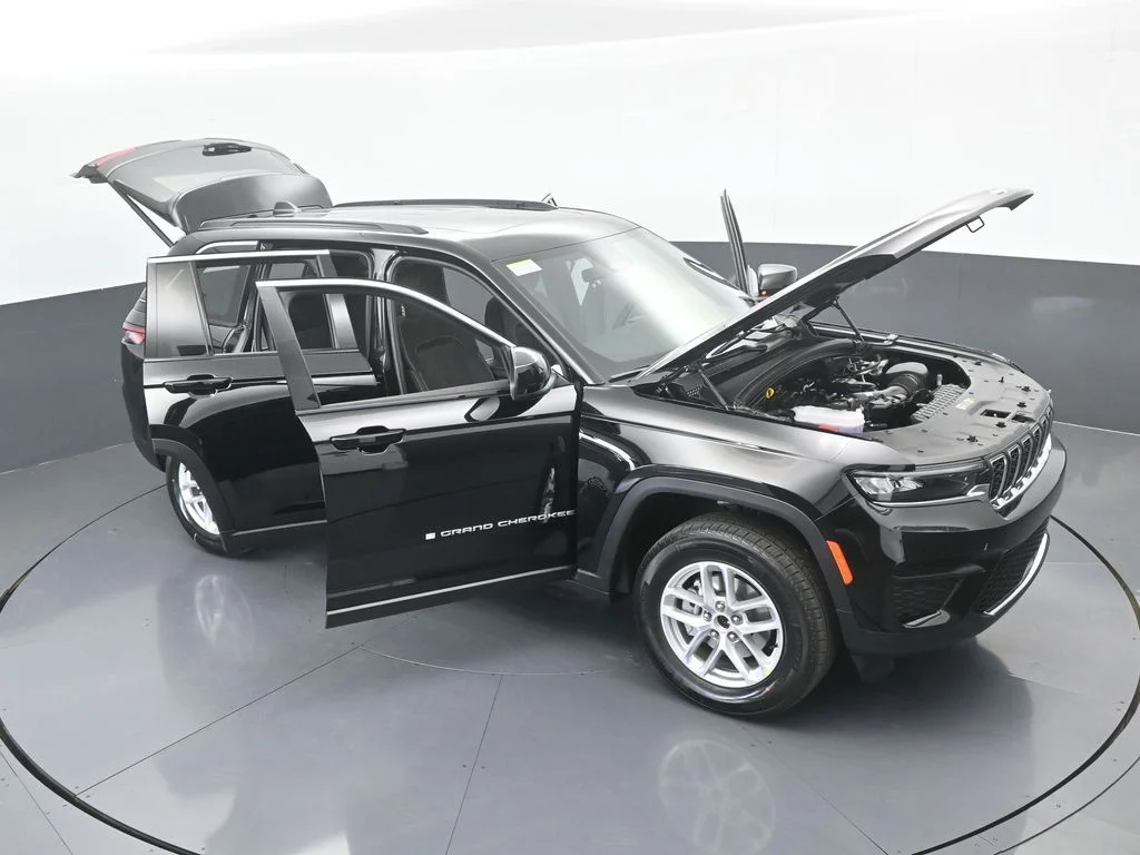New 2026 Diamond Black Crystal Pearl-Coat Exterior Paint Jeep Laredo X image 68