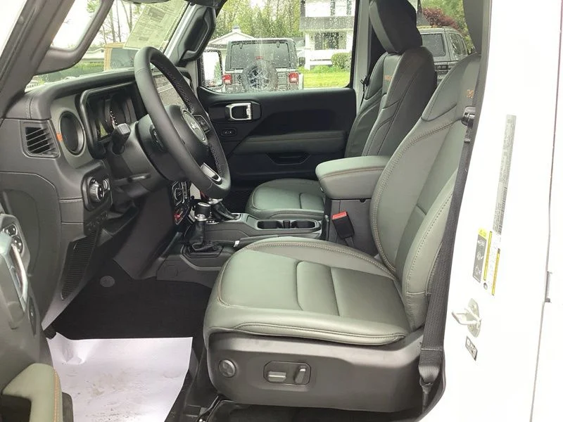 New 2026 Bright White Clear-Coat Exterior Paint Jeep Mojave image 6