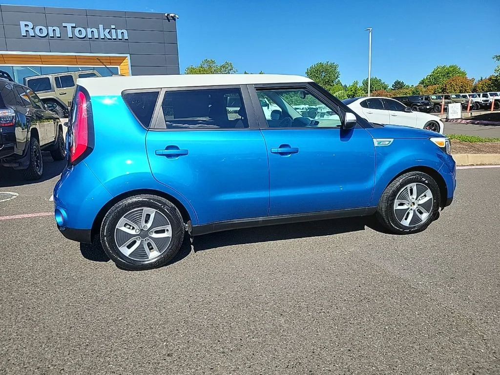 Used 2017 Caribbean Blue w/Clear White Roof Kia Base image 7