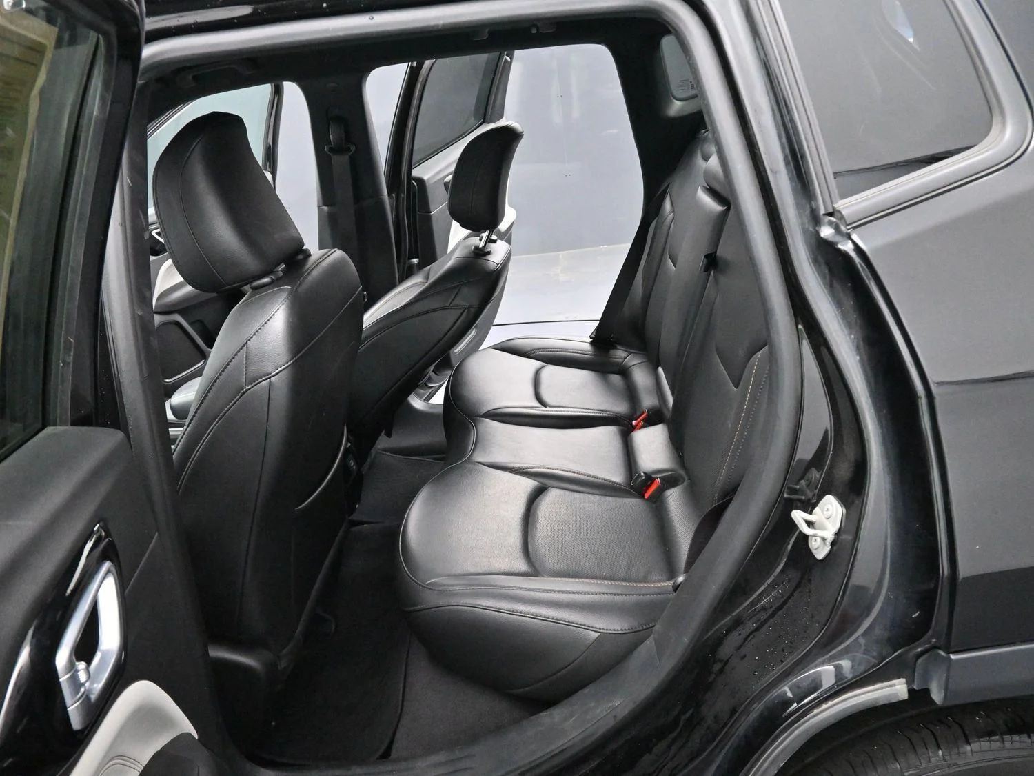 Used 2023 Diamond Black Crystal Pearlcoat Jeep Limited image 25