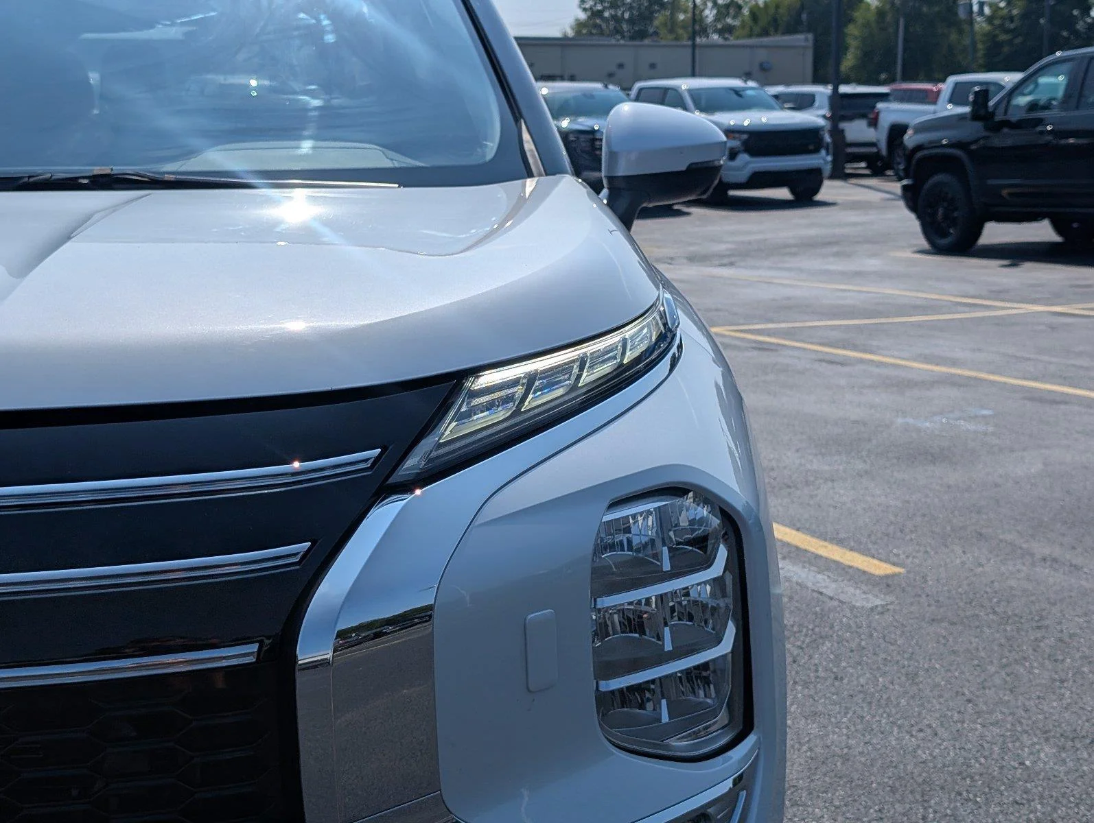 Used 2025 White Diamond Mitsubishi SE image 12