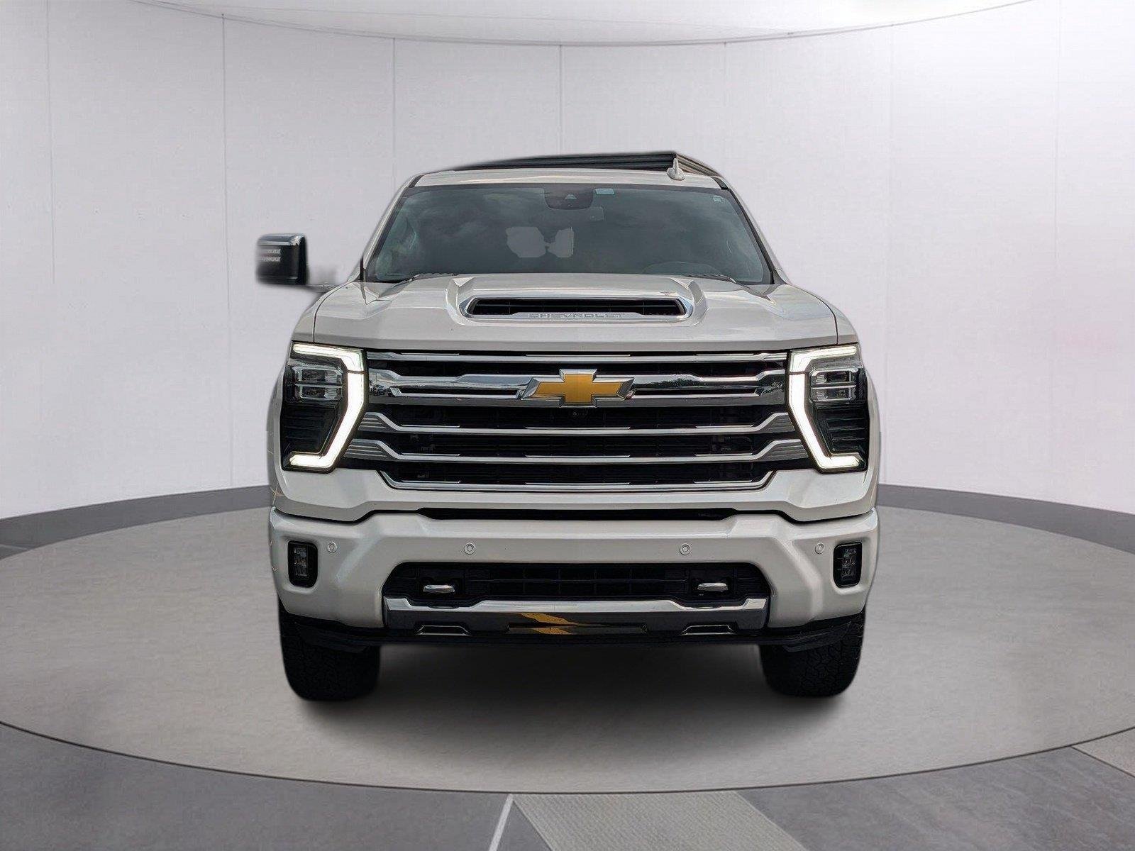 Used 2024 Iridescent Pearl Tricoat Chevrolet High Country image 9