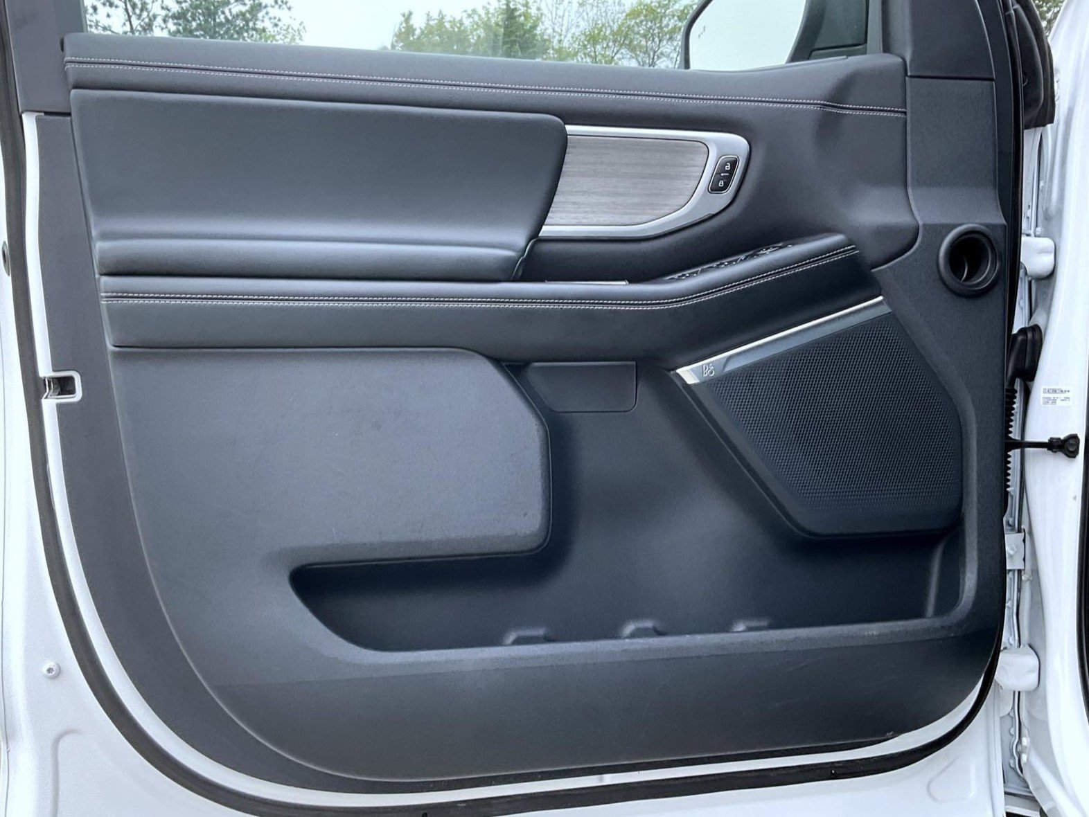 Used 2025 White Ford Platinum image 9