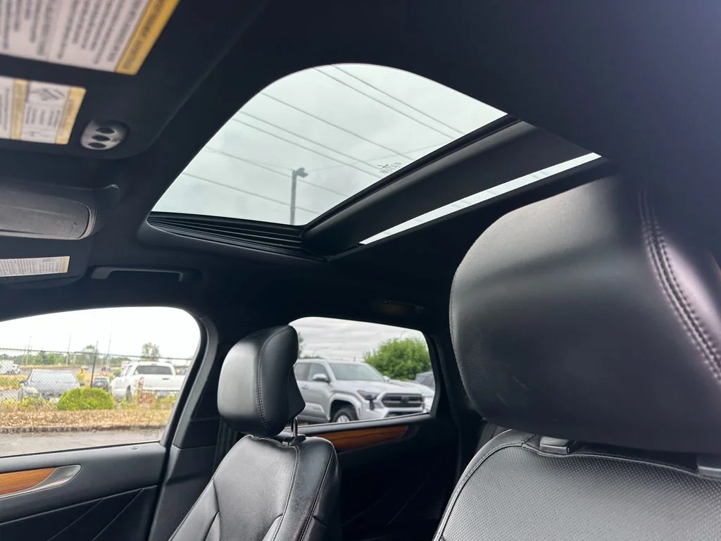 Used 2015 Red Lincoln Base image 22