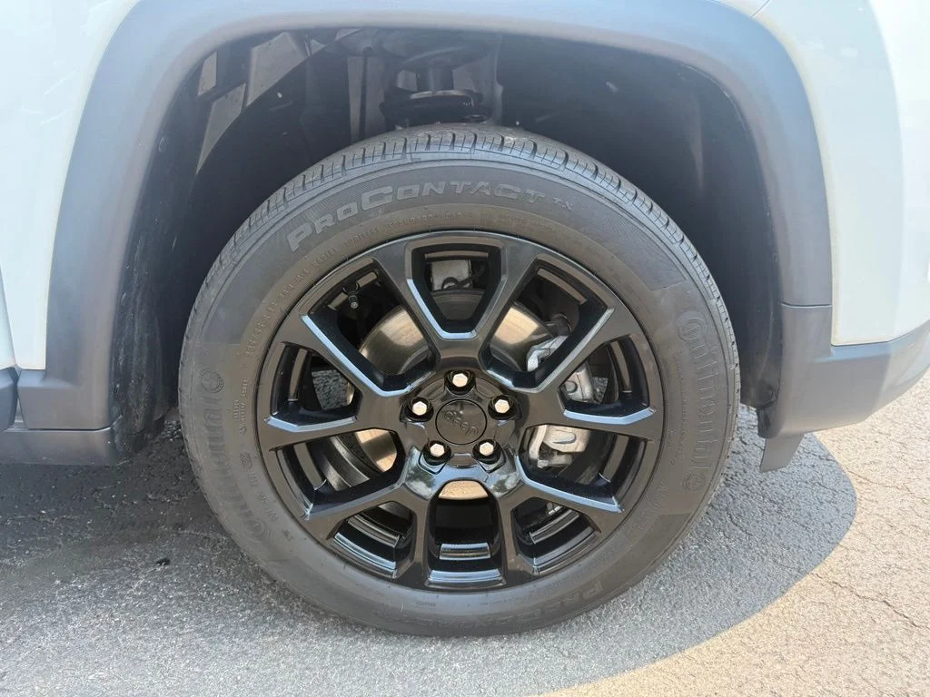 Used 2022 White Jeep Latitude image 51