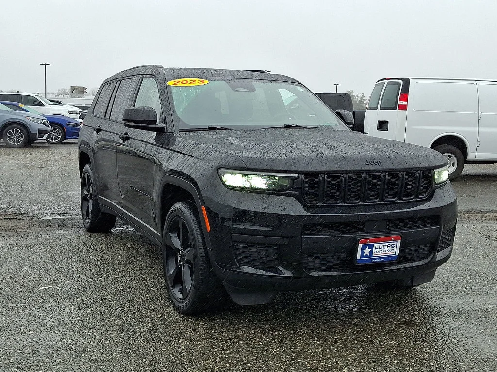 Used 2023 Diamond Black Crystal Pearlcoat Jeep Altitude image 2