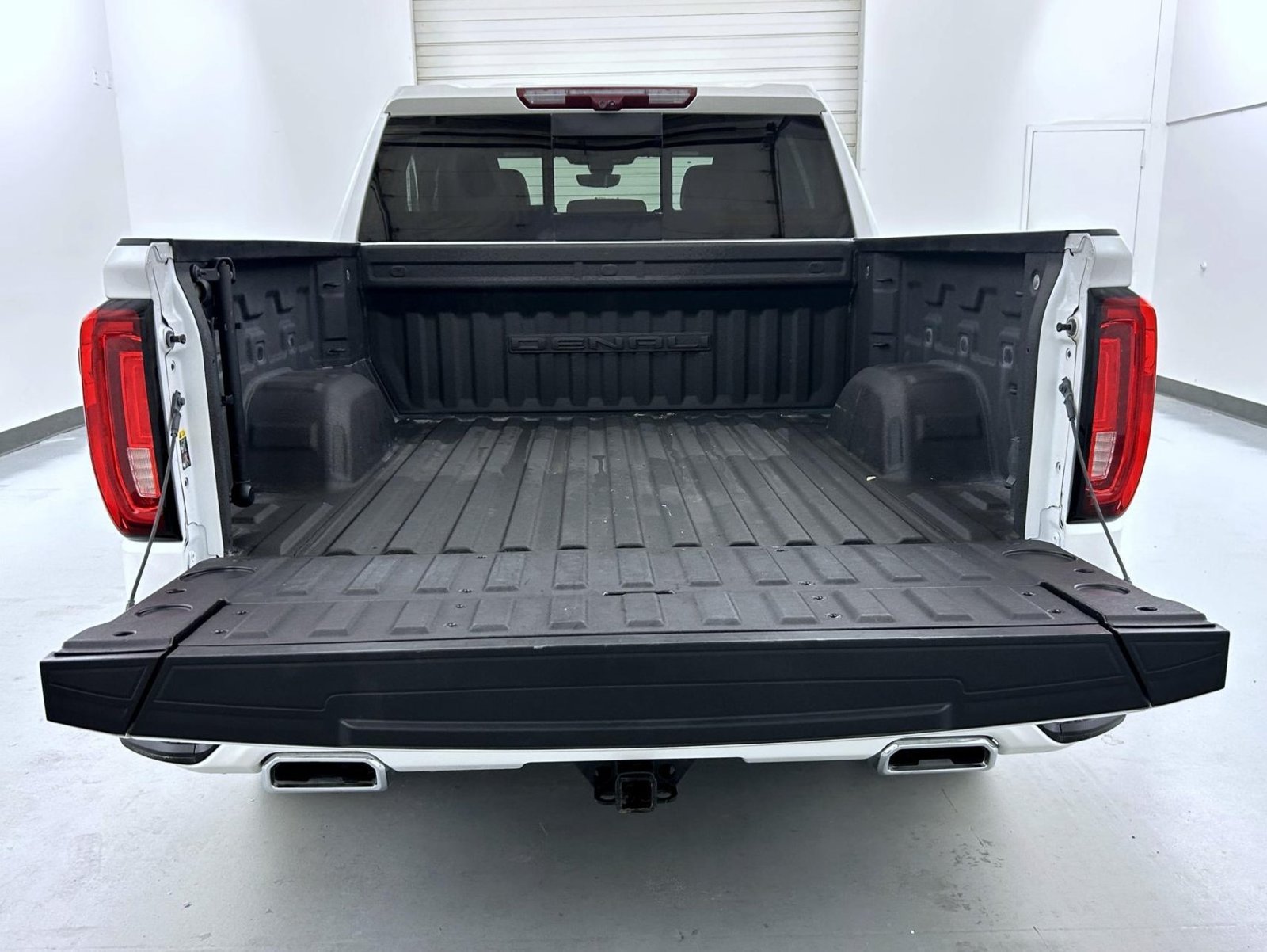 Used 2021 White GMC Denali image 23