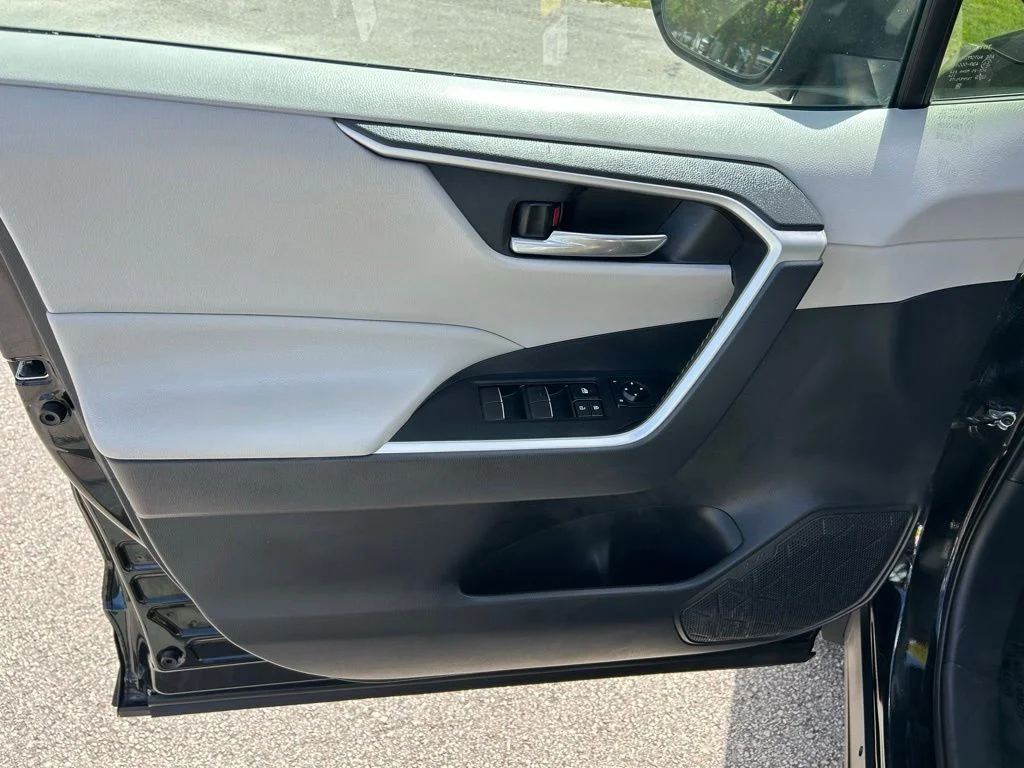 Certified Used 2019 Midnight Black Metallic Toyota XLE Premium image 17