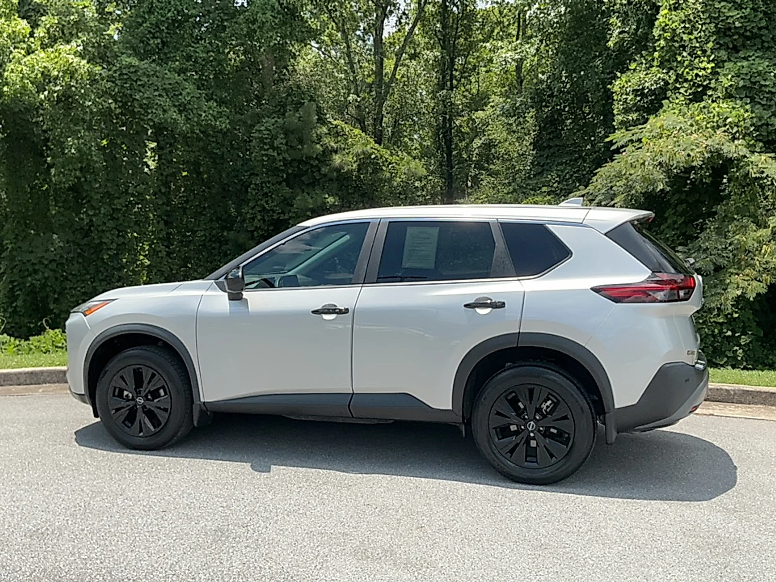 Used 2023  Nissan SV FWD image 3