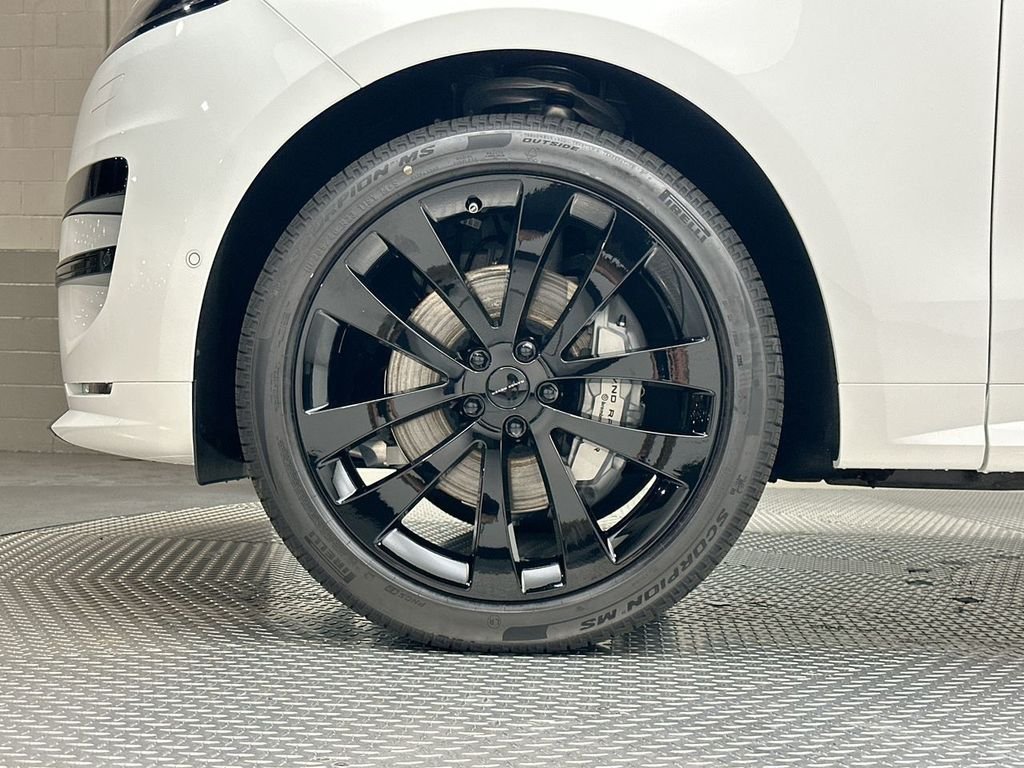 New 2026 Fuji White Land Rover Dynamic SE image 5