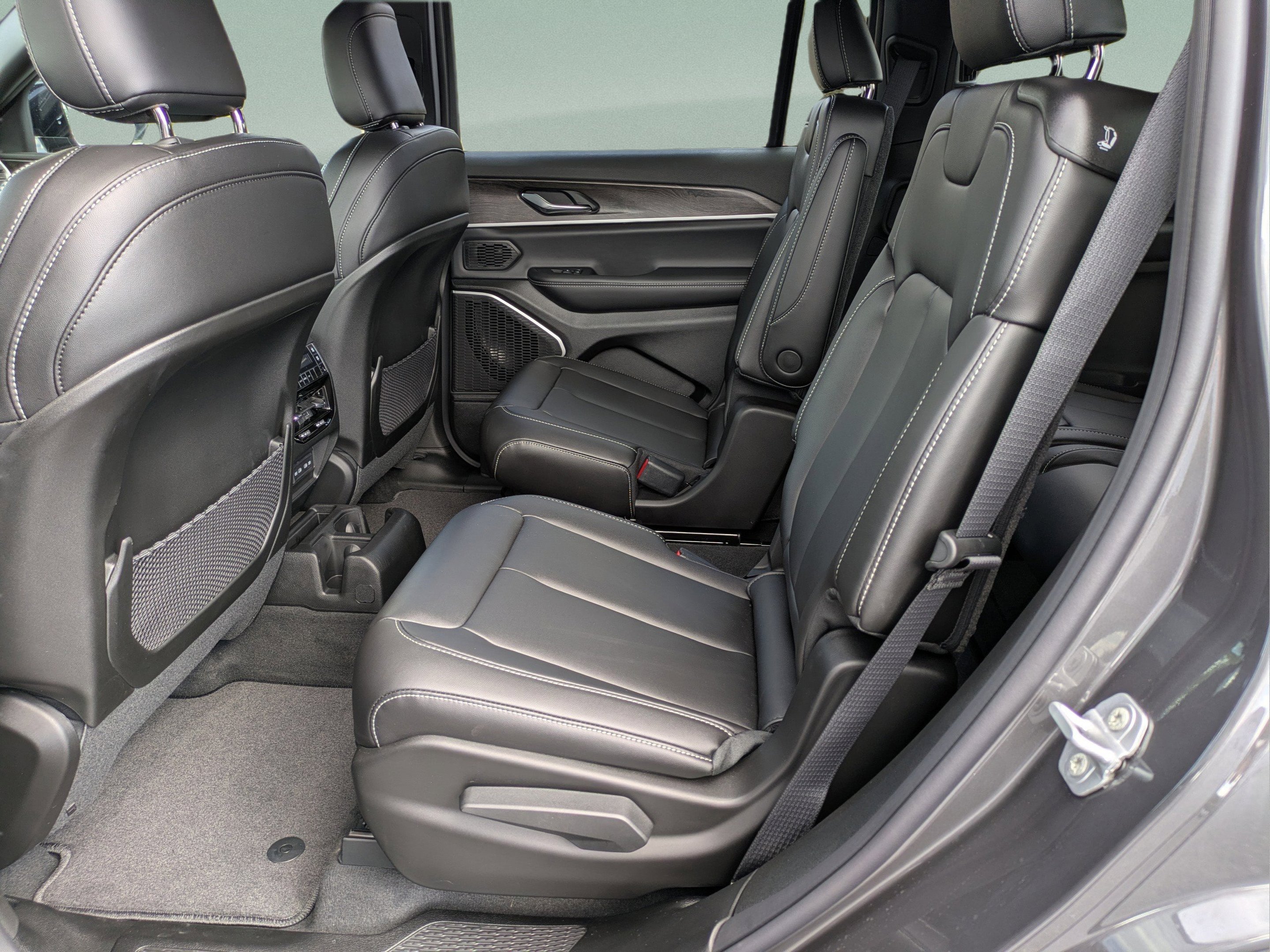 New 2026 Baltic Gray Metallic Clear-Coat Exterior Paint Jeep Limited image 13