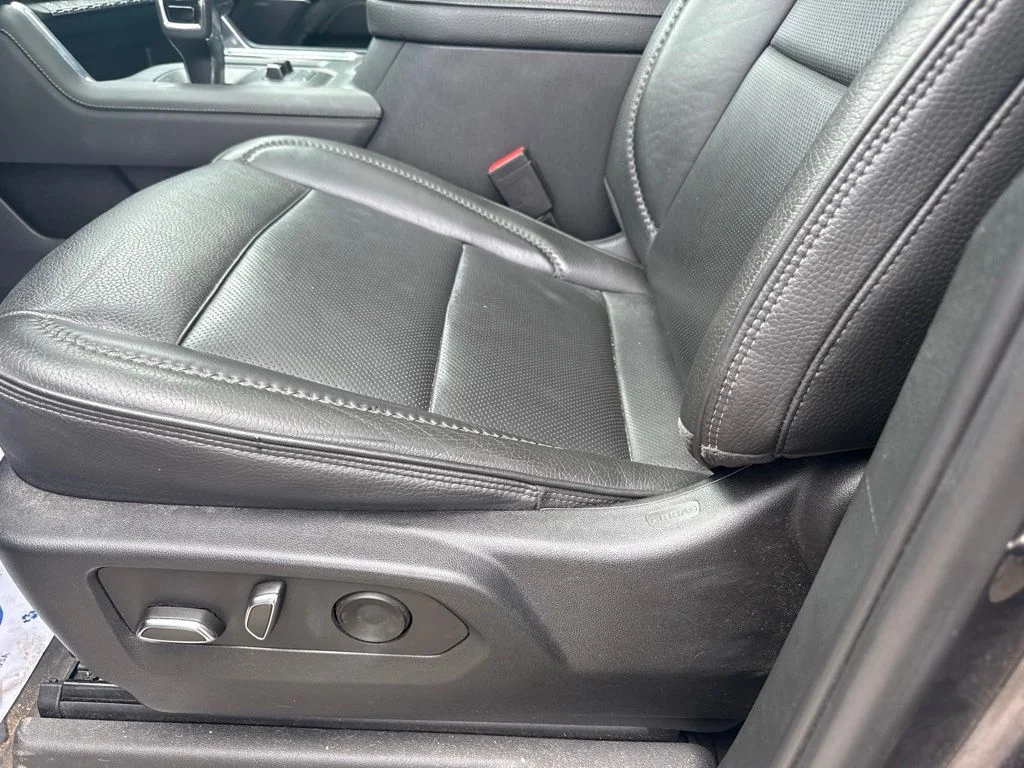 Used 2022 Silver GMC Denali image 7